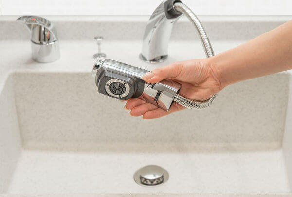 シャワータイプになっている洗面台の蛇口のイメージ画像
